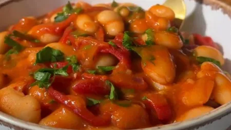 Fasole cu ardei copt în sos cremos, după rețeta recomandată de Cosânzene. Preparatul de post super-bun pe care îl prepari ușor și rapid