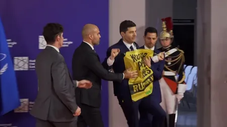 Emmanuel Macron, ambuscat de activiştii Greenpeace la summitul de la Boulogne-Billancourt. Preşedintele Franţei e acuzat că finanţează aparatul de război al Rusiei