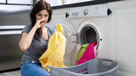 Hainele proaspăt spălate miros urât? Trucul simplu care te ajută să rezolvi problema