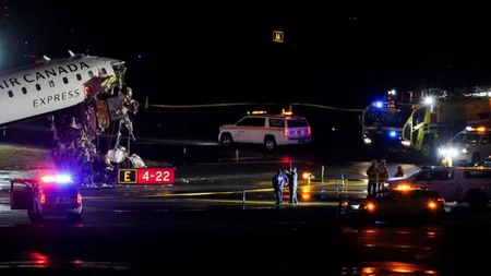 Un avion s-a ciocnit cu o maşină de pompieri pe un aeroport din New York. Pilotul şi copilotul au murit, zeci de persoane sunt rănite