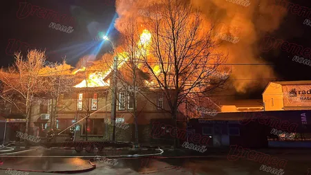 Incendiu de proporții la ”casa lui Moș Crăciun” de la Huși. Au ars abatorul unei fabrici de carne, locuința patronilor, dar și un restaurant