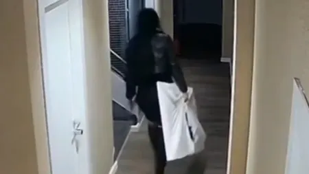 Jaf într-un Airbnb din centrul Capitalei. Turista cazată în apartament a plecat cu televizorul ascuns în lenjeria de pat