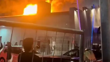 La un pas de o nouă tragedie. Un incendiu puternic a izbucnit într-un club din Germania, cu 750 de persoane în interior