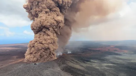 A erupt vulcanul Kilauea din Hawaii. Fântâna de lavă s-a ridicat la 400 de metri