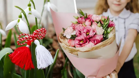 Cadrele didactice se roagă de părinți să nu le aducă „mici atenții” de 8 martie: „E o boală națională”