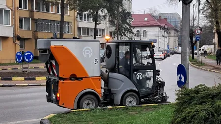 Primarul unui oraș din România a ales să facă economie conducând personal utilajele de curățenie: 