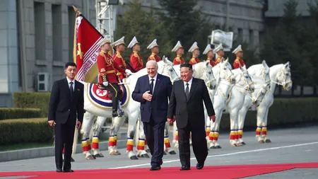Kim Jong Un l-a primit pe Aleksandr Lukașenko cu fanfară și cai albi la Phenian