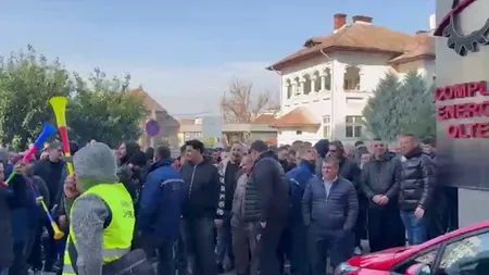 Concedieri masive înainte de Paște. Protest în fața Complexului Energetic Oltenia