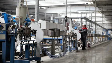 O fabrică din România oferă salarii nete începând de la 8.000 de lei. Ce alte beneficii de relocare mai oferă