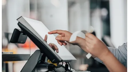 Cât câștigă pe lună casierii de la Petrom, OMV, Rompetrol, MOL, Lukoil și SOCAR. Unde se dau cele mai mari salarii