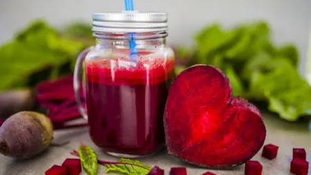 Avertismentul medicilor. De ce nu ar trebui să consumi suc de sfeclă dacă suferi de diabet: „Nu e tratament. E, de fapt, o bombă de carbohidrați lichizi!”