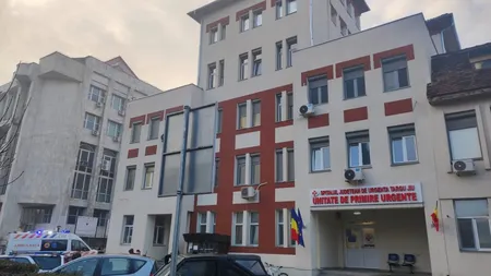 Fetița de 4 ani adusă de mama ei la spital, cu răni grave și în comă, a murit după patru săptămâni. Mama copilului și partenerul său sunt în arest