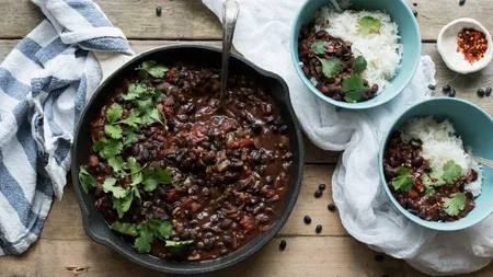 Tocăniță „neagră de supărare”. Rețetă de post cu cacao, cartofi mov și fasole neagră