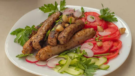 Ce conțin, de fapt, crenvurștii de post de la Carrefour. Mulți români îi consumă în Postul Paștelui