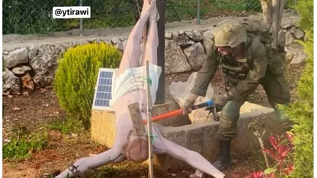 Scandal uriaş după ce un soldat israelian a lovit cu ciocanul o statuie a lui Iisus. Fotografia s-a viralizat în toată lumea