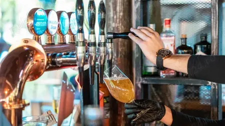 Cât câștigă un ospătar și un barman în 2026. Cum arată salariile
