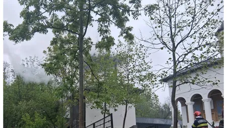 Incendiu la o biserică din Vâlcea. Garda de intervenţie Măciuca a trimis trei autospeciale VIDEO