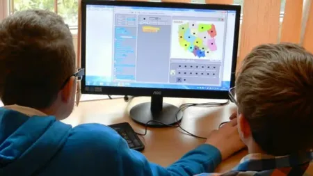 Au început înscrierile pentru achiziția de calculatoare. Condițiile pe care elevii și studenții trebuie să le îndeplinească pentru a primi vouchere de 200 de euro