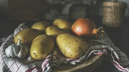 De ce nu ar trebui să ții cartofii și ceapa în același loc. Trucul simplu pe care trebuie să îl știe oricine