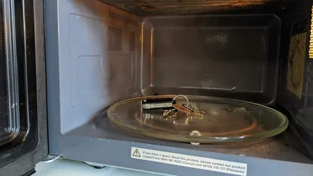 De ce aleg tot mai mulți șoferi să își țină cheile mașinii în cuptorul cu microunde. Cum funcționează, de fapt, acest truc