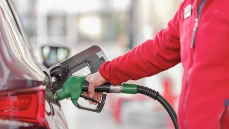 Câți bani economisesc românii la pompă după cele două tăieri ale Guvernului