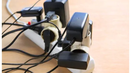 Adevărul despre încărcătoarele lăsate în priză. Cât de periculos este, de fapt