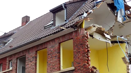 Gestul disperat al unui francez ca să scape de românii care îi ocupau ilegal proprietatea. Și-a dărâmat casa cu barosul pentru a pune capăt calvarului