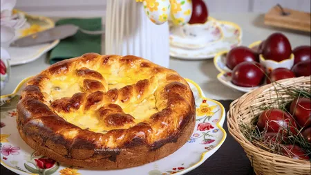 Pască cu brânză și stafide ca la bunica acasă. Secretul aluatului pufos și al umpluturii cremoase