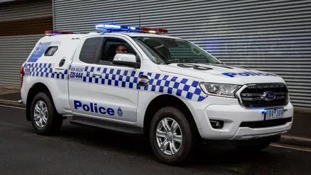 O persoană a murit după ce o mașină a intrat din plin în pietoni în Melbourne. Șoferul a fost arestat de un ofițer aflat în afara serviciului