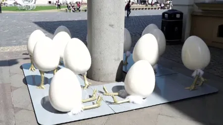 Decorațiuni de Paște scandaloase la Timișoara. Ouă de 500 de euro, cu pene și picioare, la baza unei statui FOTO