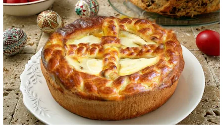 Rețeta de pască cu brânză sărată, ceapă verde și șuncă. Va dispărea instant de pe masa de Paște