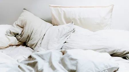 Persoanele care nu își fac patul dimineața sunt mai eficiente la locul de muncă. Ce spun psihologii despre acest obicei