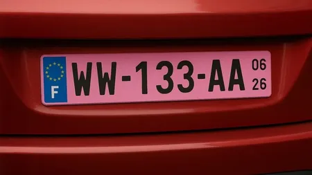 Plăcuțele de înmatriculare roz: ce semnificaţie au şi cât timp sunt valabile. Au fost deja introduse de la 1 ianuarie 2026