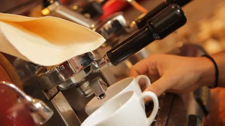 Descoperire șocantă despre cafeaua de la automat. Specialiștii avertizează că este plină de bacterii: ”Ne îmbolnăvesc grav”