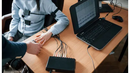 Interviu de angajare cu detectorul de minciuni. Experiența șocantă a unei tinere din București, ce a fost întrebată