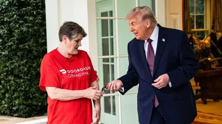 VIDEO Zi plină pentru Donald Trump. A primit personal o comandă de la Mc Donalds, a oferit livratoarei un bacșiș imens, a amenințat Iranul și a publicat o poză cu el ca fiind Iisus Hristos