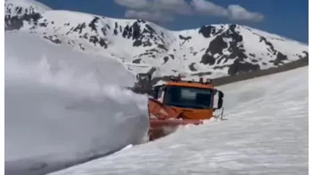Nu este AI, imagini incredibile pe Transalpina. Maşinile de intervenţie abia se văd din stratul de zăpadă