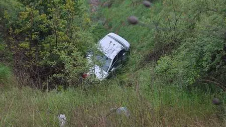 Trei tineri din Neamț, la un pas de moarte după ce o minoră fără permis a zburat cu mașina într-un canal de 5 metri adâncime