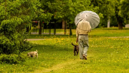 Prognoza meteo lunară. Vine vara, vreme de umbrelă de soare. Fenomenul care poate aduce caniculă, secetă și furtuni violente în România