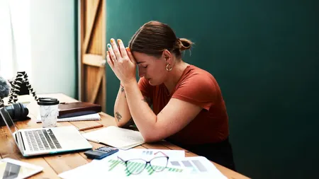 Peste 3 milioane de români se confruntă cu „anxietate financiară”. Care sunt efectele pe termen lung și cum o poți trata gratuit