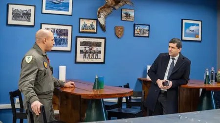 Alexandru Pavelescu, pilotul de F-16 care a doborât o dronă deasupra Estoniei, a fost decorat la baza NATO din Lituania