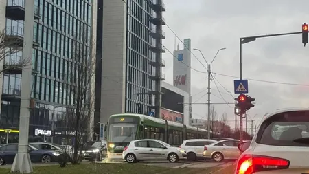 Șoferii care încearcă să „fenteze” coloana la semafor riscă sancțiui dure și pot rămâne fără permis. Gestul făcut zilnic de mulți români care se pedepsește cu amendă de peste 1.000 de lei