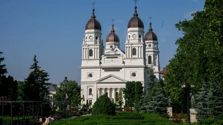 Sute de oameni sărmani din Iași primesc mâncare caldă din partea Mitropoliei Moldovei și Bucovinei