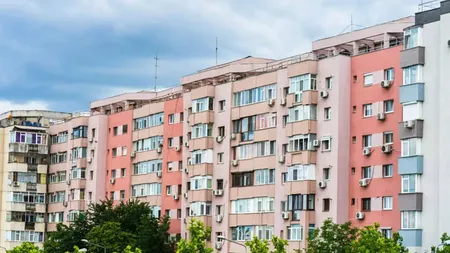 Lege importantă pentru românii care stau la bloc. Proprietarii pot fi obligați să plătească despăgubiri uriașe dacă infiltrațiile și igrasia distrug apartamentele vecinilor