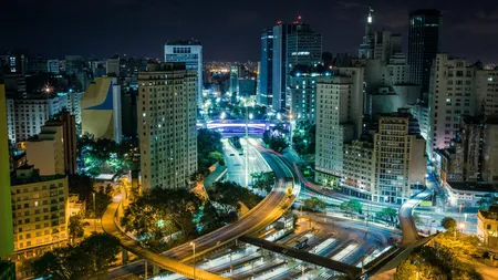 În una dintre cele mai mari economii ale lumii, milioane de oameni muncesc 6 zile pe săptămână. Președintele vrea o schimbare ridicală
