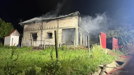 Casă incendiată de fulger în Galați. Un bărbat a suferit arsuri când încerca să stingă focul