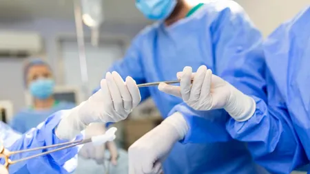 O clinică specializată în operații estetice, reclamată la Parchet. O femeie își cere banii înapoi: 