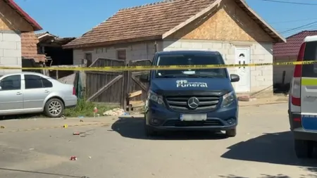 O mamă din Cluj a murit încercând să-și apere fiica de fostul iubit violent al acesteia. Tânărul avea ordin de restricție, dar a intrat în casă și le-a atacat cu un cuțit