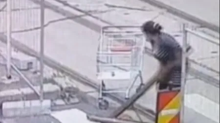 O femeie din București prinsă la furat de șine de tramvai: „Nu e nevoie de ajutor la scos liniile de tramvai! De acest aspect se ocupă muncitorii autorizați”