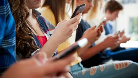Folosirea telefoanelor mobile de către elevi ar putea fi interzisă chiar și în pauze. Psiholog: 